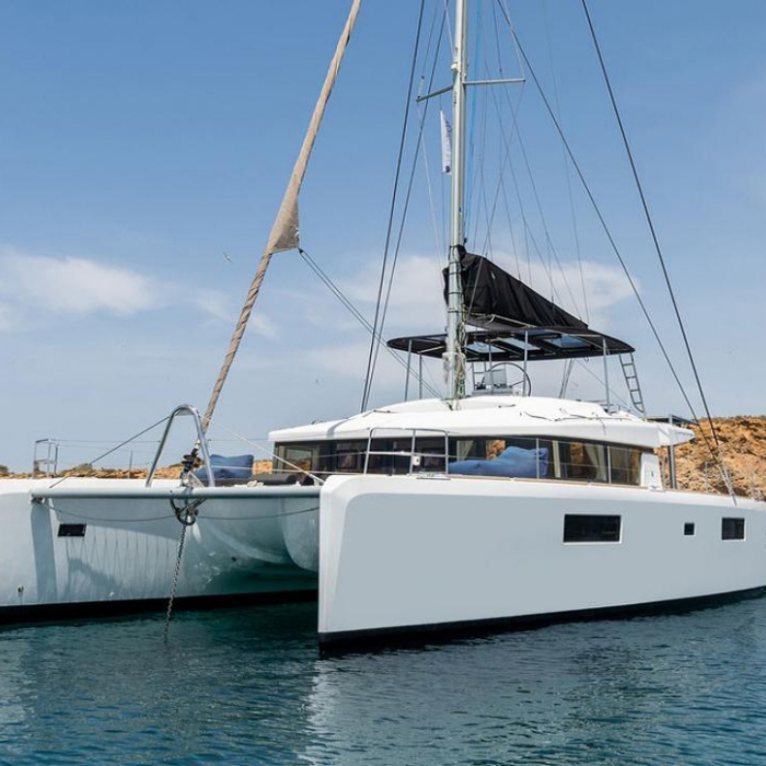 Royal Hearts | Lagoon 52 photo 1