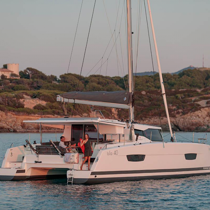 Monkey Puppy | Fountaine Pajot Isla 40 photo 20