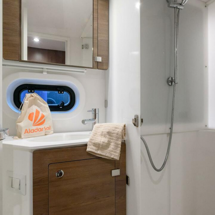 ORSA 5 - A/C, Generator, Water maker | Bali 4.2 photo 10