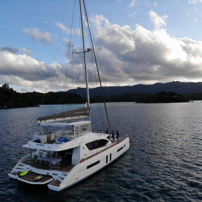 Between | Leopard 58 photo 4