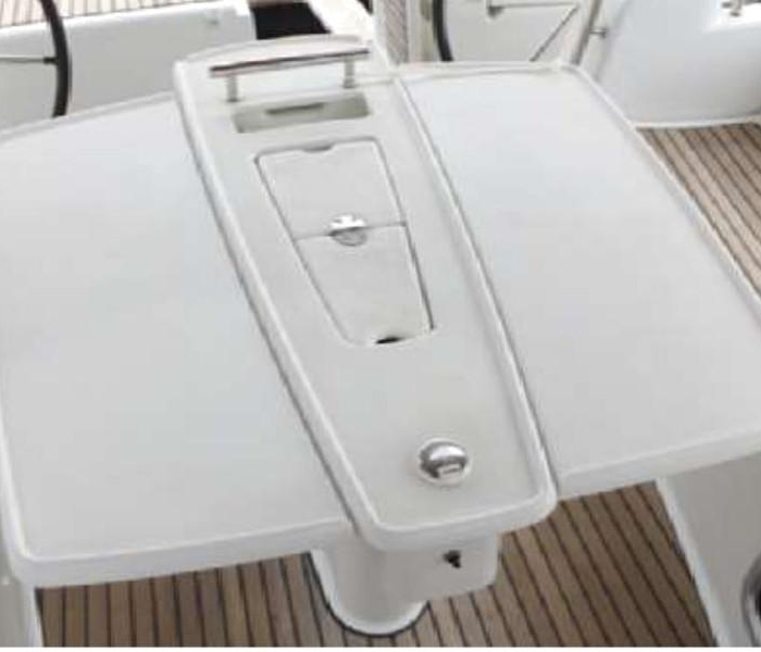 In Compliance | Oceanis 50 Family photo 9