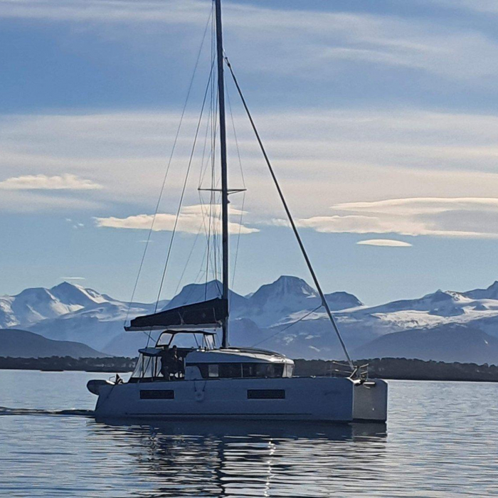 Arctic Charm | Lagoon 40 photo 4