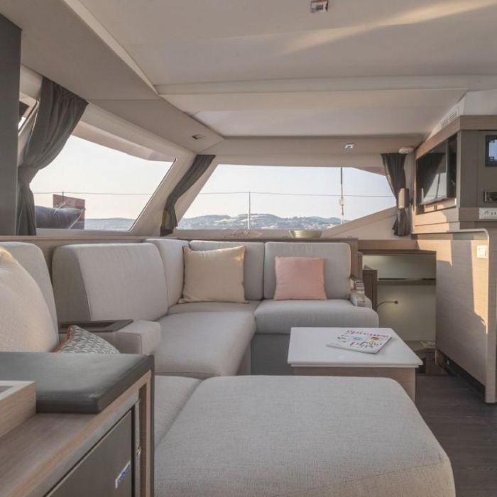 Angelica | Fountaine Pajot Isla 40 photo 3