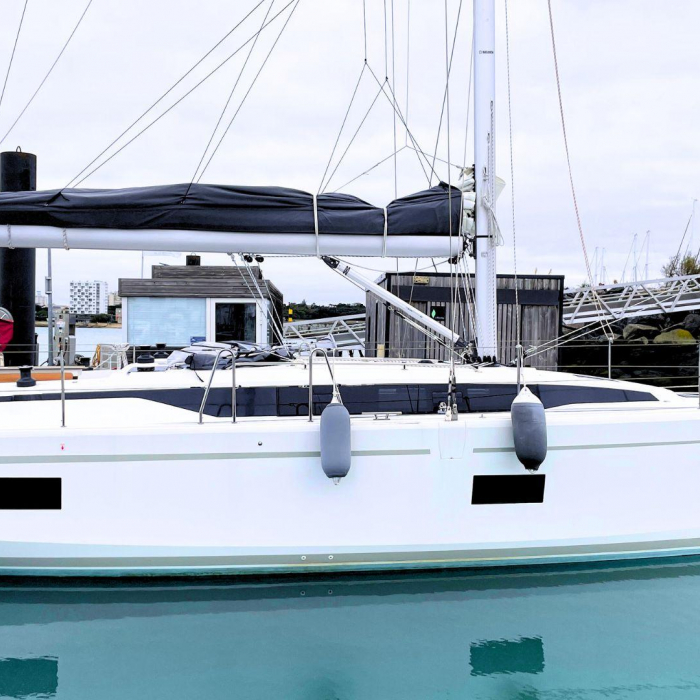 Babe | Bavaria C38 photo 10