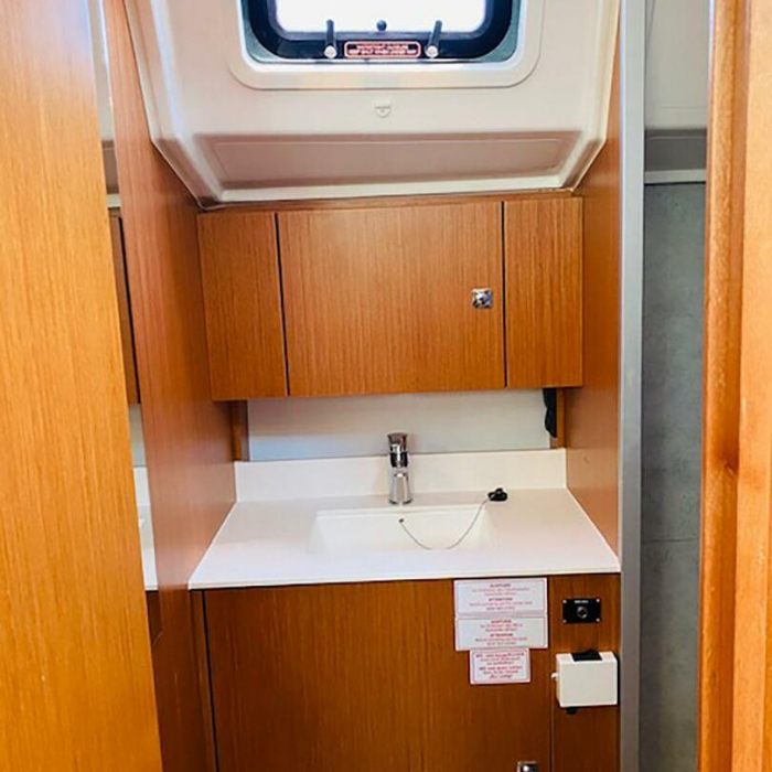 Class | Bavaria C42 photo 11