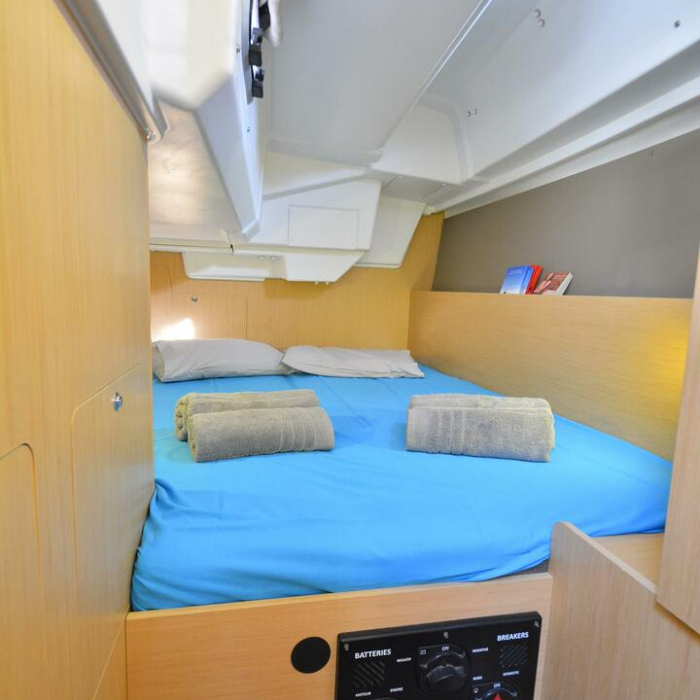 Hobbit | Oceanis 35 photo 25