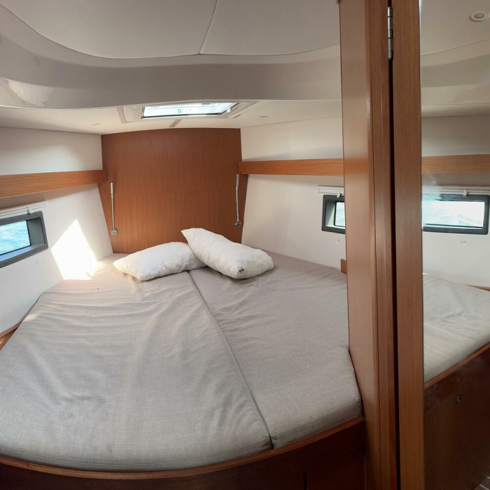 Silver VII | Bavaria C42 photo 7