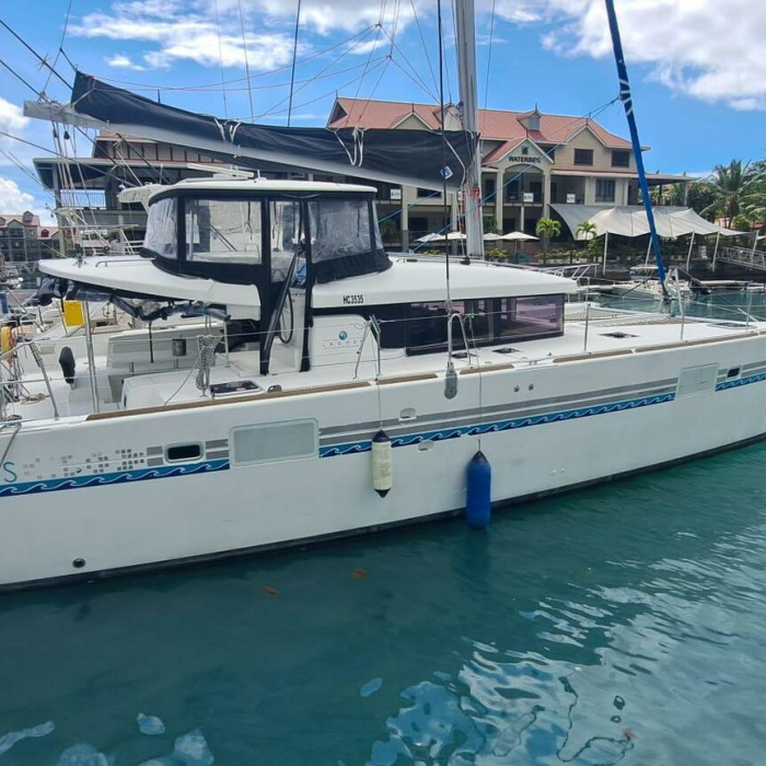 Maui | Lagoon 450 SporTop photo 11