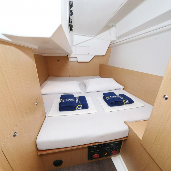 One | Oceanis 38 photo 4