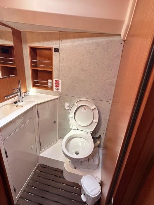 Silver VII | Bavaria C42 photo 5