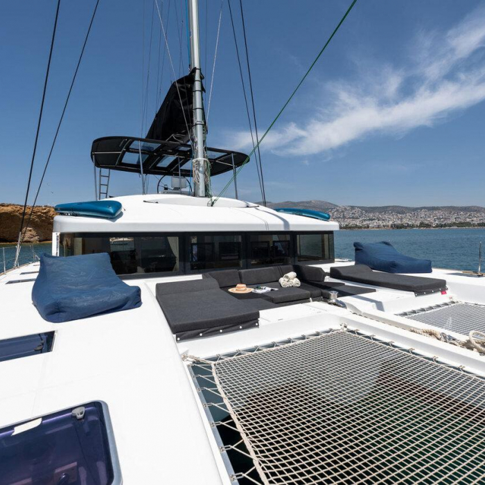 Royal Hearts | Lagoon 52 photo 3