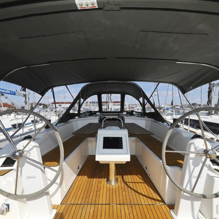 Lea | Bavaria C38 photo 5