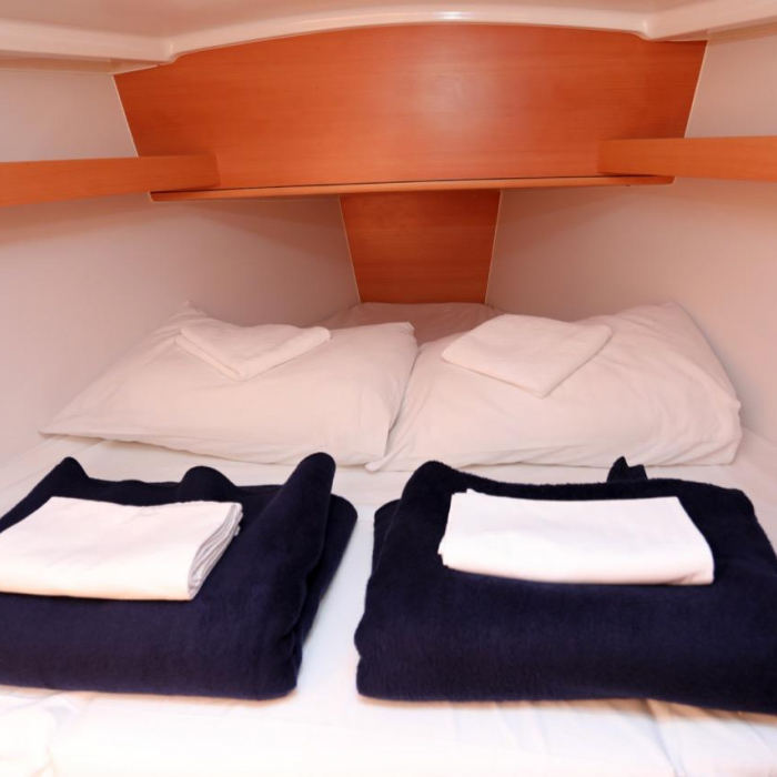 Spider Kiss | Sun Odyssey 319 photo 14