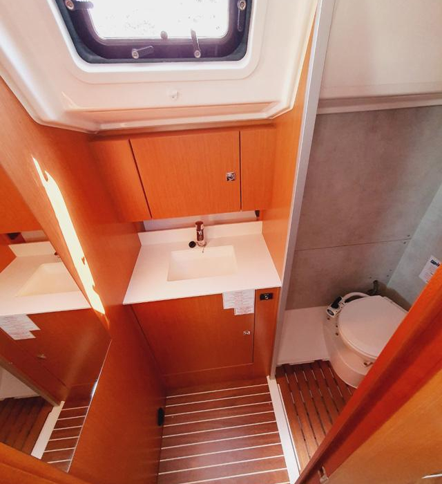 Lucia | Bavaria C42 photo 14