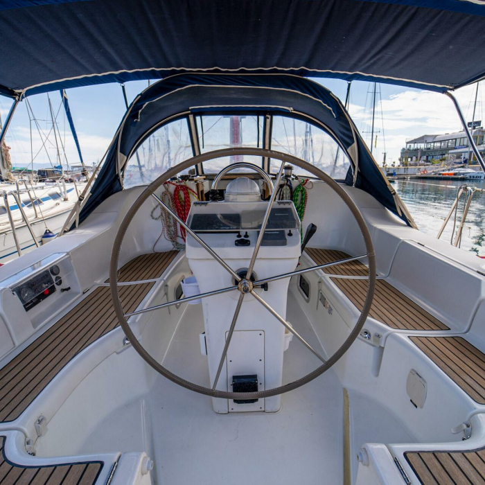 Aeolian Too (Solar, heating, Plotter) | Oceanis 393 Clipper photo 1