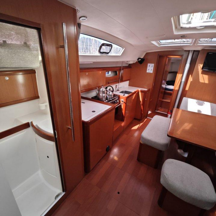 Lilium | Beneteau 43 photo 8