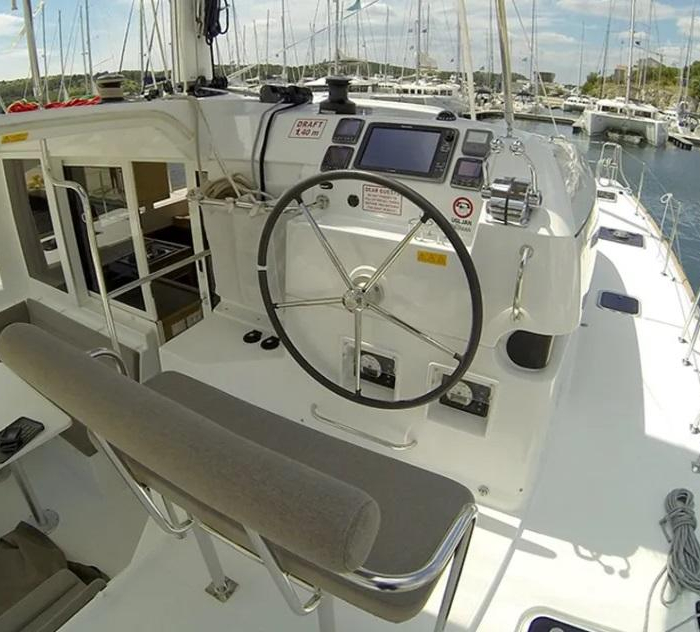 Deep Blue | Lagoon 39 photo 4