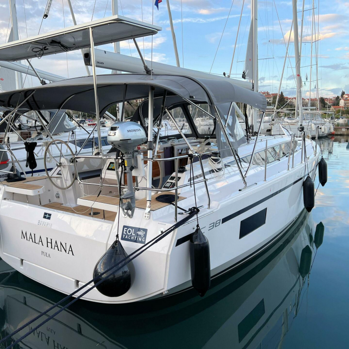Mala Hana | Bavaria C38 photo 2
