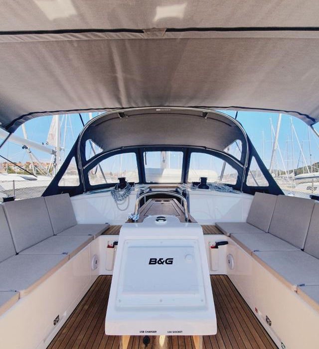 Lucia | Bavaria C42 photo 4