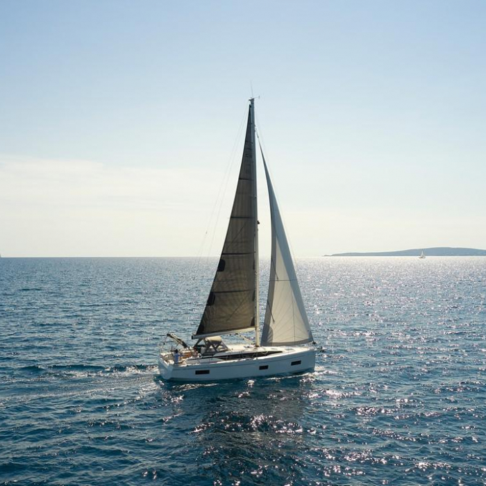 Zoom | Bavaria C38 photo 3