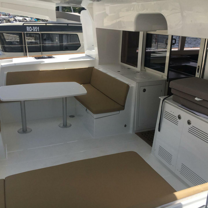 Samogon | Lagoon 450F photo 20