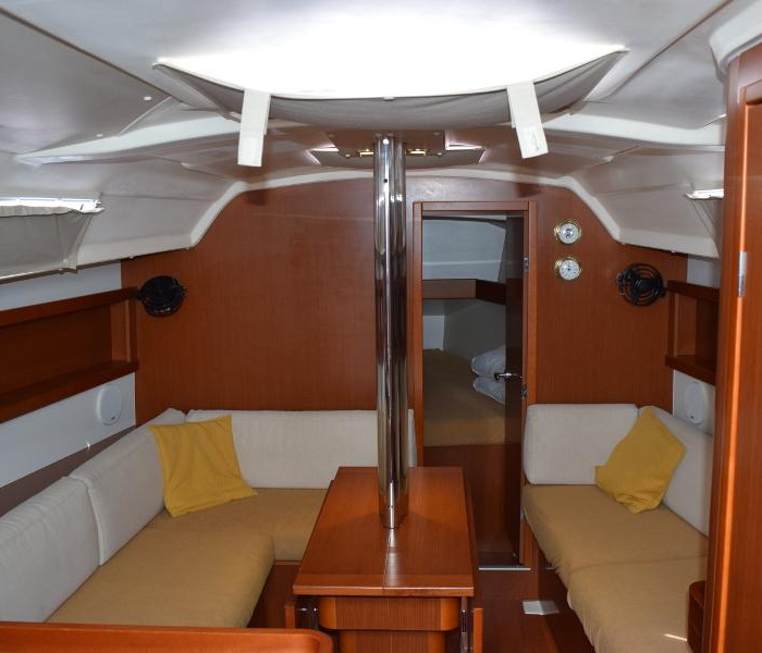 Izar | Oceanis 34 photo 5