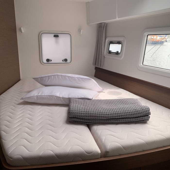 Zoe | Lagoon 42 photo 21