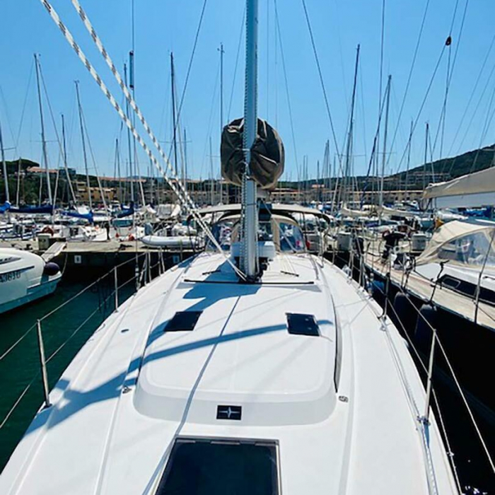 Class | Bavaria C42 photo 1