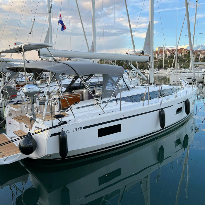 Mala Hana | Bavaria C38 photo 8