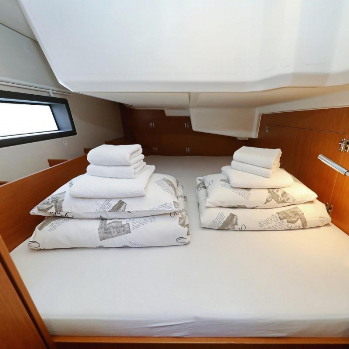 Lea | Bavaria C38 photo 13
