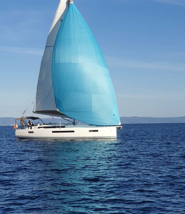 Helia (A/C, Gen. 10kVA, Electric Winch NEW 2022) | Sun Odyssey 490 photo 6