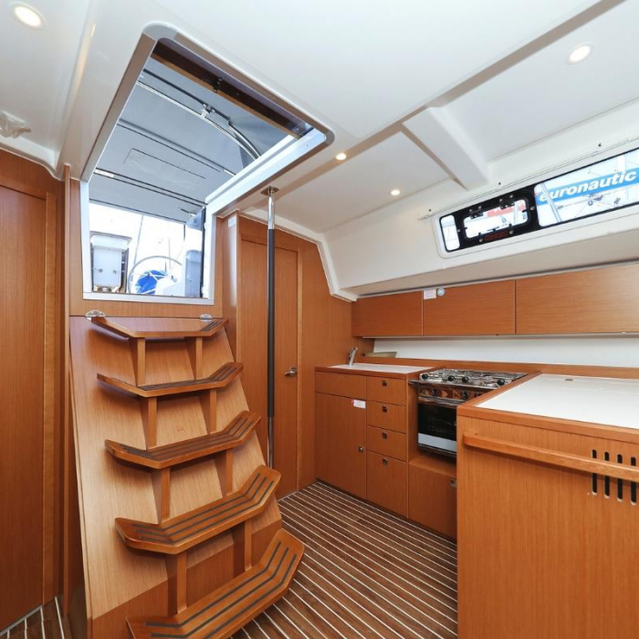 Lea | Bavaria C38 photo 9