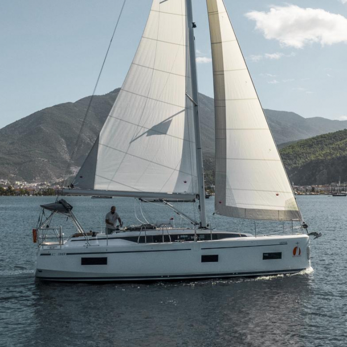 Arinna | Bavaria C38 photo 15