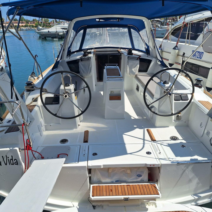 Pura Vida | Oceanis 38.1 photo 1