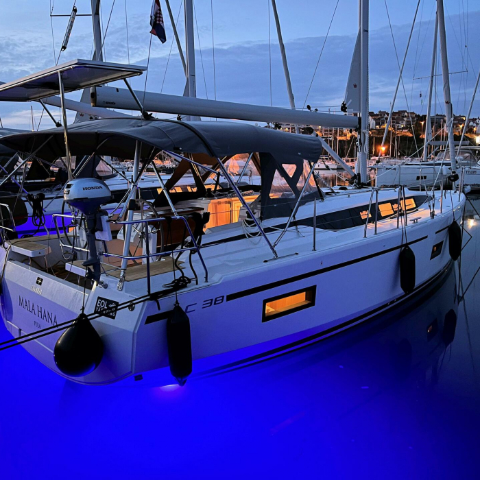 Mala Hana | Bavaria C38 photo 14