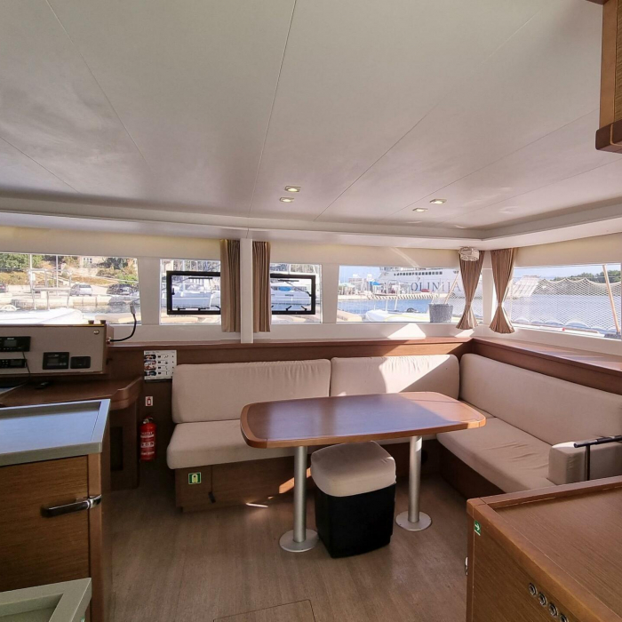 Samogon | Lagoon 450F photo 13