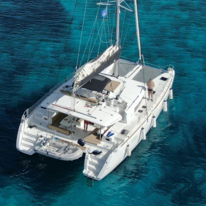 Samogon | Lagoon 450F photo 1