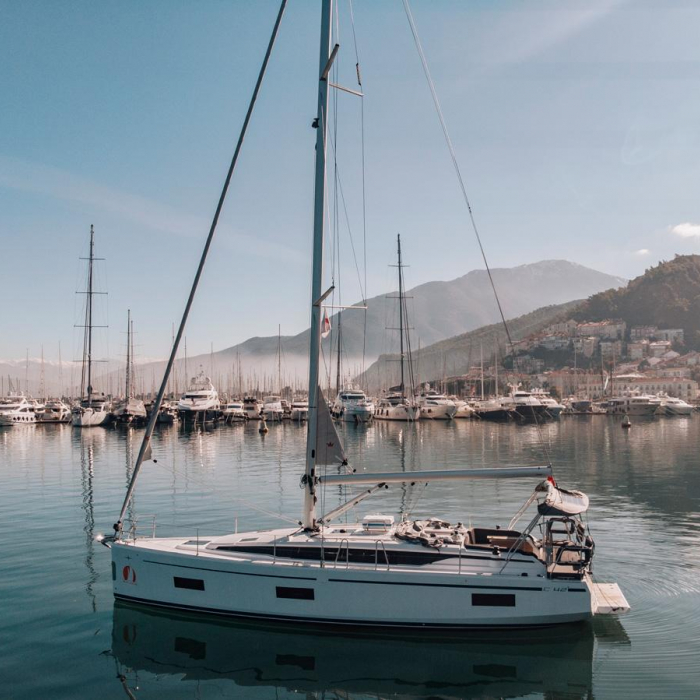 Aruna | Bavaria C42 photo 8