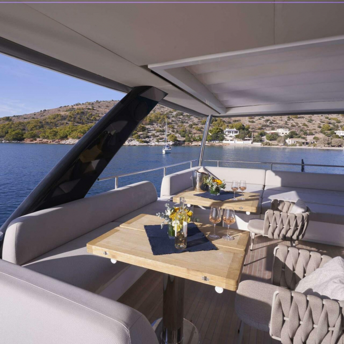 CRAZY HORSE | Lagoon 78 photo 7