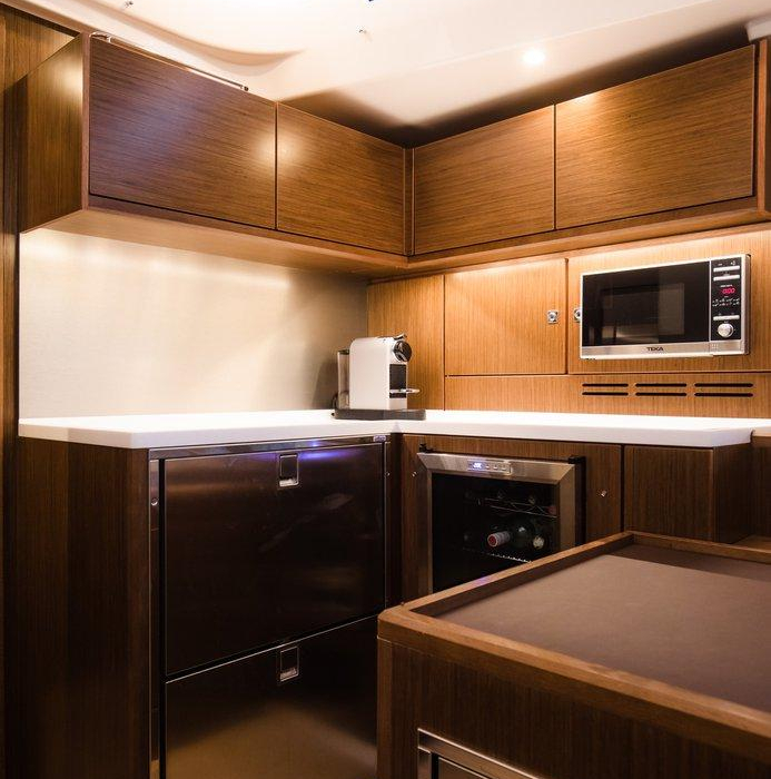 Elli | Bavaria C57 photo 8