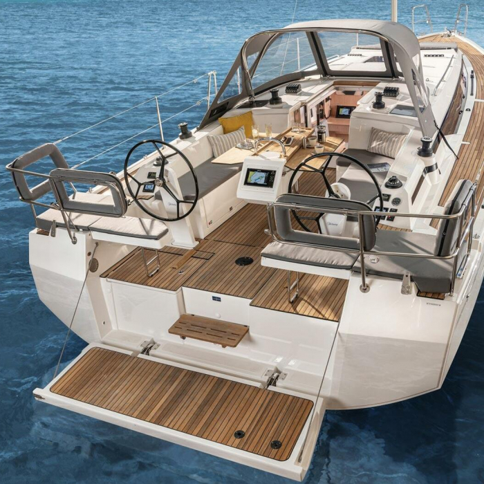 Arinna | Bavaria C38 photo 11