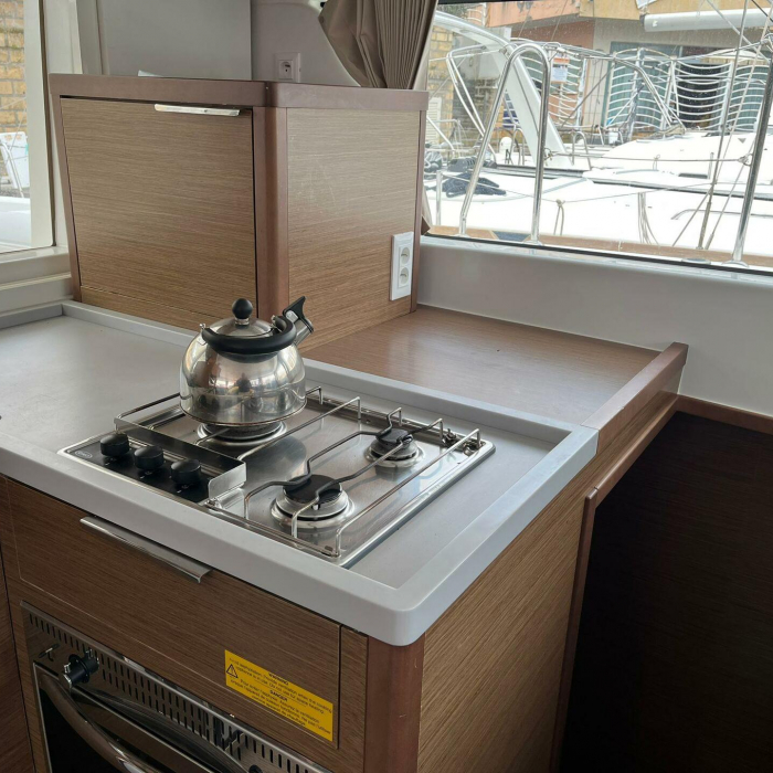 Senza Meta  (A/C and Generator) | Lagoon 40 photo 5