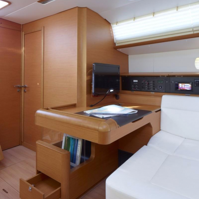 NOSY BE_DB | Sun Odyssey 519 photo 6