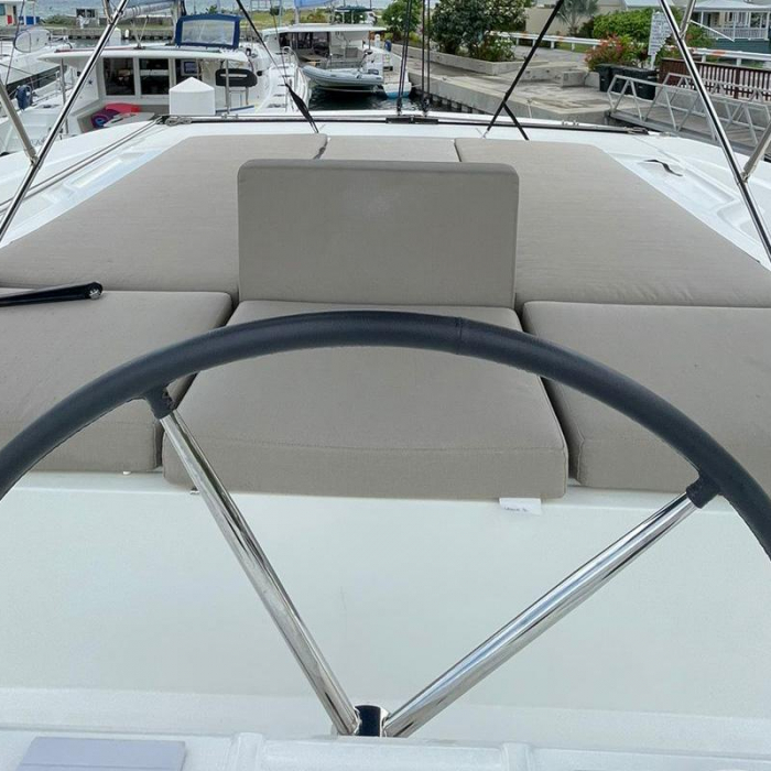 Bottoms up | Lagoon 50 photo 5