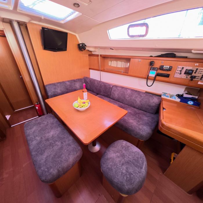 Lilium | Beneteau 43 photo 24