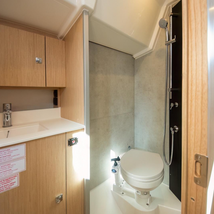 Aura | Bavaria C38 photo 3