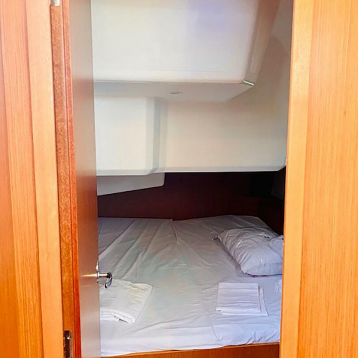 Class | Bavaria C42 photo 10