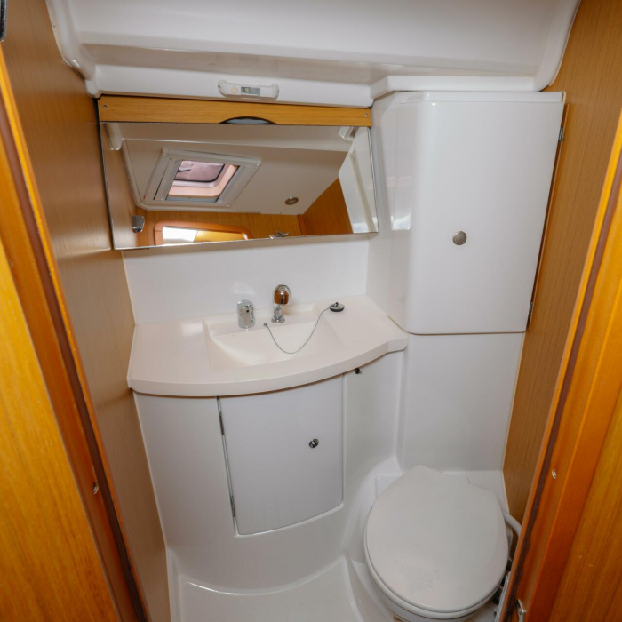 Winter Breeze | Sun Odyssey 42i photo 12