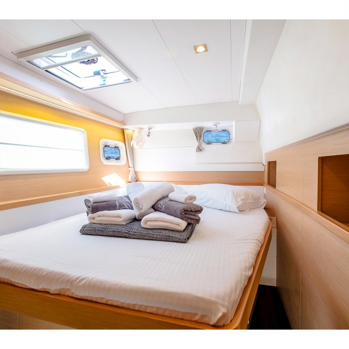 Christina S | Lagoon 400 S2 photo 6