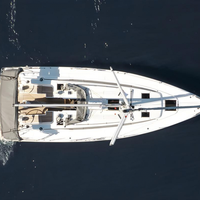 Arinna | Bavaria C38 photo 8